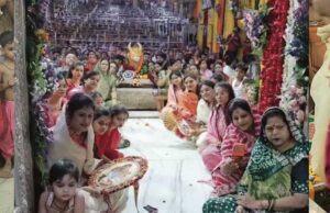 महाकाल को अर्पित हुई 2 फीट की राखी! पुजारी परिवार की महिलाओं ने भस्म आरती में निभाई परंपरा