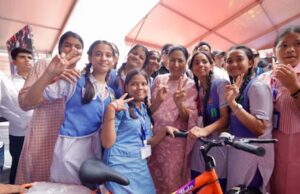 सीएम रेखा गुप्ता ने शुरू की विद्या वाहिनी योजना, छात्राओं को मिलीं साइकिलें