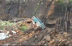 तेज धमाके के बाद धंसी जमीन, घरों समेत लाखों का सामान मलबे में दबा