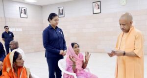 सीएम योगी ने महिला को गाय देने और दिव्यांग की भूमि से अवैध कब्जा हटाने का दिया निर्देश