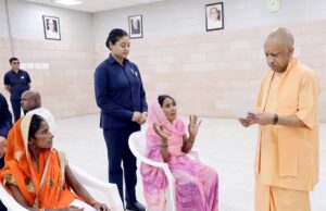 सीएम योगी ने महिला को गाय देने और दिव्यांग की भूमि से अवैध कब्जा हटाने का दिया निर्देश