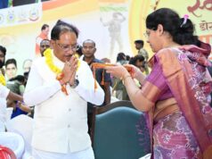 शहादत के सम्मान से जुड़ी स्नेह की डोर : माधुरी ने बांधी राखी, भावुक हुए ‘विष्णु भैया’