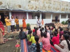 चबूतरे पर बैठकर छात्राओं से की आत्मीय चर्चा, स्वास्थ्य, पढ़ाई, करियर और छात्रावास की व्यवस्थाओं की ली जानकारी