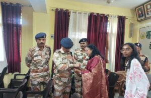 रक्षाबंधन पर आईटीबीपी जवानों को बहनों ने बांधी राखी, भावुक हुए पल