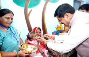 लाड़ली बहनों और बेटियों ने रक्षासूत्र बांधकर मुख्यमंत्री का किया आत्मीय स्वागत