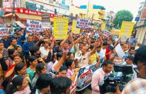 नगर निगम की सीलिंग के खिलाफ अवधपुरी के व्यापारियों का प्रदर्शन, दुकानें बंद कर निकाला मार्च