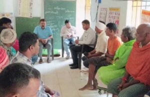 रॉयल्टी में करोड़ों की कमाई, स्कूल में बदहाली: तिरपाल के नीचे पढ़ रहे बच्चे