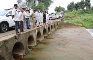 प्रदूषित जल के प्रभाव एवं समाधान के लिए कलेक्टर-एसपी ने किया मेघनगर क्षेत्र का निरीक्षण