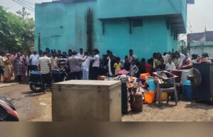 लोयाबाद में अचानक धंसी जमीन, घर हुआ जमींदोज; बाल-बाल बचे महिला और बच्चे