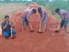 गांव की बदहाल सड़क से परेशान युवाओं ने चंदा जुटाकर खुद रास्ता बनाया