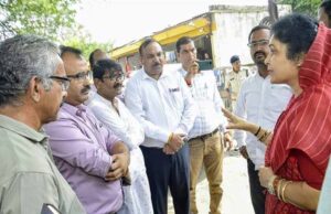 राज्यमंत्री गौर मार्गों के गड्ढे तत्काल भरने और बंद स्ट्रीट लाइटें चालू करने के दिए निर्देश