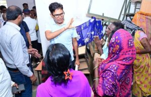बाढ़ प्रभावितों के बीच पहुंचे वित्त मंत्री ओपी चौधरी, जाना लोगों का हाल