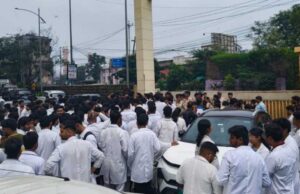 MP में इंटर्न डॉक्टरों ने खोला मोर्चा, स्टाइपेंड बढ़ाने के लिए भोपाल में निकाला पैदल मार्च