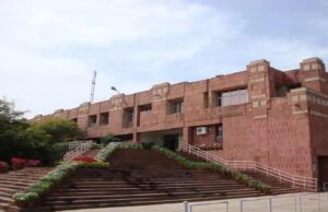 कैंपस बैठकों और क्लास के दौरान छात्राओं के साथ अश्लील हरकतें करने का आरोप