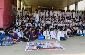 MY अस्पताल में डॉक्टरों का जोरदार प्रदर्शन, ‘वन नेशन-वन स्टाइपेंड’ की मांग पर अड़े; मरीजों की बढ़ी परेशानी