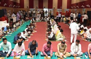 नेवता भोज में दिखी सामाजिक समरसता की मिसाल, एक साथ बैठे बैगा पुजारी, जनप्रतिनिधि और अधिकारी