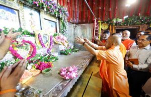 मुख्यमंत्री के रूप में 20वीं बार श्रीकृष्ण जन्मभूमि पहुंचे योगी आदित्यनाथ, श्रद्धालुओं पर बरसाए फूल