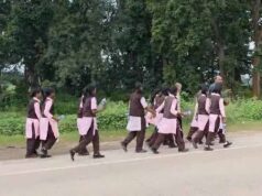 स्कूल में बिजली-व्यवस्था और क्लासेस की मांग, छात्राओं ने कलेक्ट्रेट तक निकाला पैदल मार्च