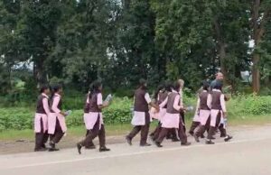 स्कूल में बिजली-व्यवस्था और क्लासेस की मांग, छात्राओं ने कलेक्ट्रेट तक निकाला पैदल मार्च