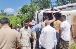 तेज रफ्तार बस पलटी, एक यात्री की मौत; 20 लोग घायल