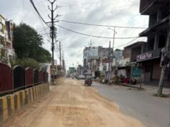 रेत माफियाओं का दुस्साहस! पुलिस देखते ही गलियों में दौड़ाए ट्रैक्टर, कार को घसीटा