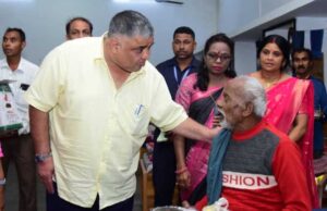 मंत्री राजेश अग्रवाल ने 25 वरिष्ठजनों को वितरित किए वस्त्र एवं फल, आत्मीय संवाद कर जाना कुशलक्षेम