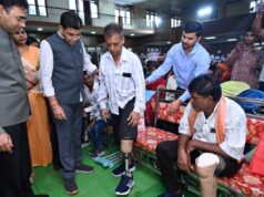 बलौदाबाजार में राजस्व मंत्री टंक राम वर्मा ने दिव्यांगजनों को बांटे सहायक उपकरण
