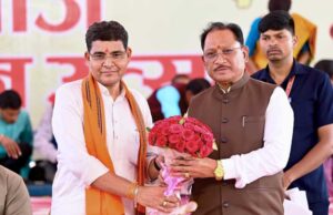 राजस्व मंत्री टंकराम वर्मा के निवास पर आयोजित तीज मिलन समारोह में शामिल हुए मुख्यमंत्री साय