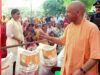 लखनऊ में बाढ़ प्रभावितों तक नावों से पहुंच रहा भोजन और राशन, 1,900 फूड पैकेट बांटे गए