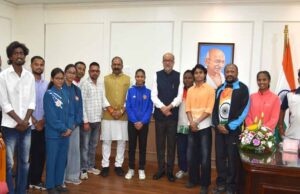 राज्यपाल रमेन डेका से मिले प्रदेश के उत्कृष्ट खिलाड़ी, खेल उपलब्धियों पर हुई चर्चा