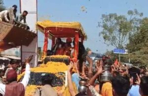 बागेश्वर धाम की हिंदू-सनातन एकता रथयात्रा में बुलडोजर से बरसे फूल, धीरेंद्र शास्त्री ने दिया एकता का संदेश