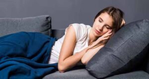 सोते समय लोग क्यों करते हैं बड़बड़ाना? जानें Sleep Talking के पीछे की वजह और कब सतर्क होना जरूरी