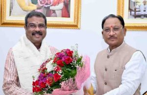 मुख्यमंत्री विष्णु देव साय से सांसद धर्मेंद्र प्रधान ने की शिष्टाचार भेंट