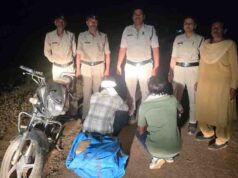 आबकारी ने मोटरसाइकिल पर शराब ले जाते हुए दो आरोपियों को पकड़ा