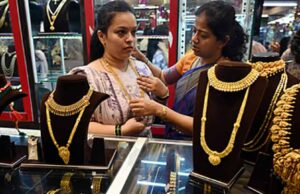 Gold Price Today: ग्लोबल बाजार में सोना 3.4% फिसला, भारत में 22 और 24 कैरेट के नए रेट जारी
