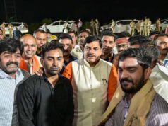 बरेला में सड़क किनारे चाय की दुकान पर रुके CM डॉ. यादव, सास-बहू के ढाबे पर भी पहुंचे