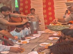 पुलिस का सेवा भाव: थाने में भंडारे का आयोजन, अधिकारियों ने श्रद्धालुओं को परोसा प्रसाद