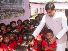 काफिला रुकवाकर स्कूल पहुंचे CM यादव, बच्चों से किया संवाद