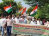 नीलबड़ में पुलिस ने रोका किसानों का मार्च, सड़क पर धरना