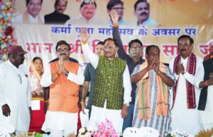 सारसमाल में कर्मा पूजा महोत्सव में शामिल हुए मुख्यमंत्री, मांदर की थाप पर समाजजनों के साथ किया पारंपरिक कर्मा नृत्य